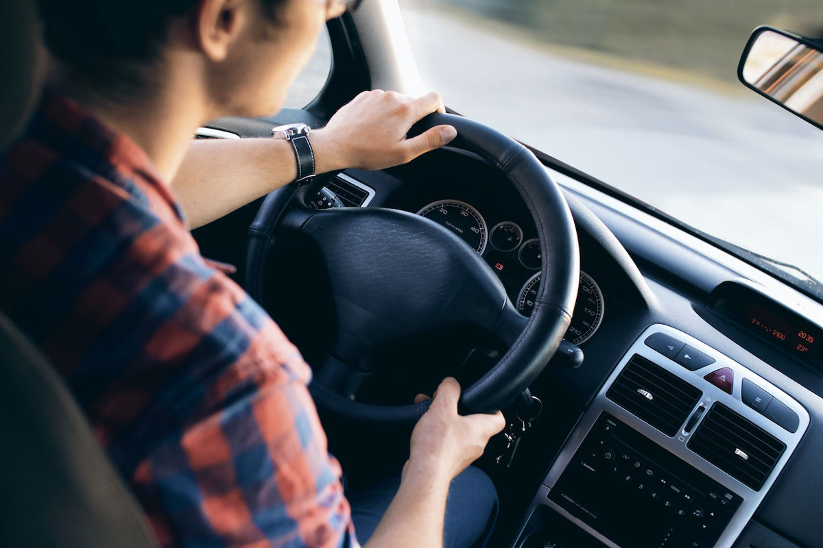 Une femme au volant, soulignant l'importance d'un permis restreint.